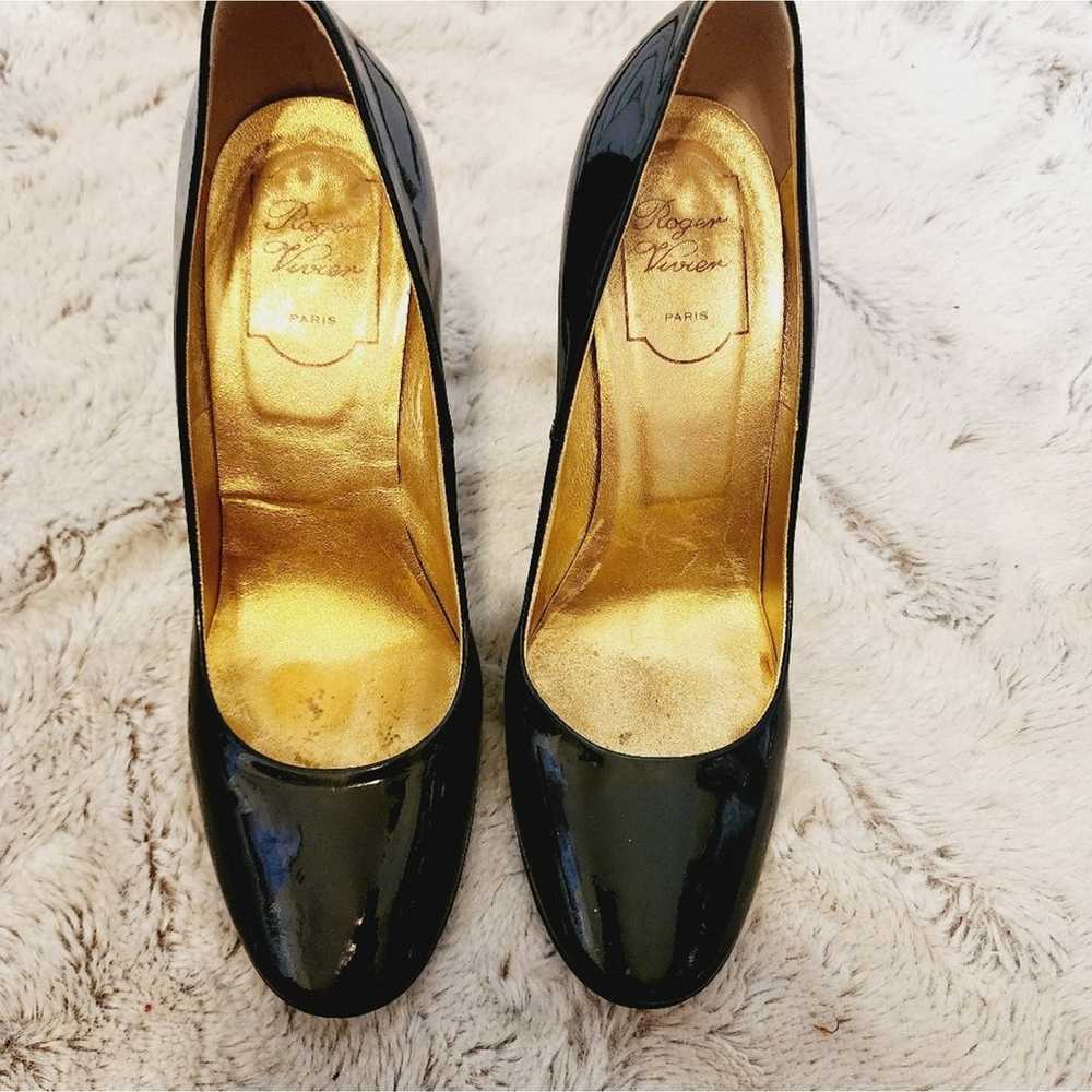 ROGER VIVIER BLACK PATENT LEATHER HEELS WITH GOLD… - image 2