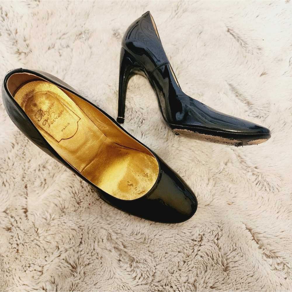 ROGER VIVIER BLACK PATENT LEATHER HEELS WITH GOLD… - image 5