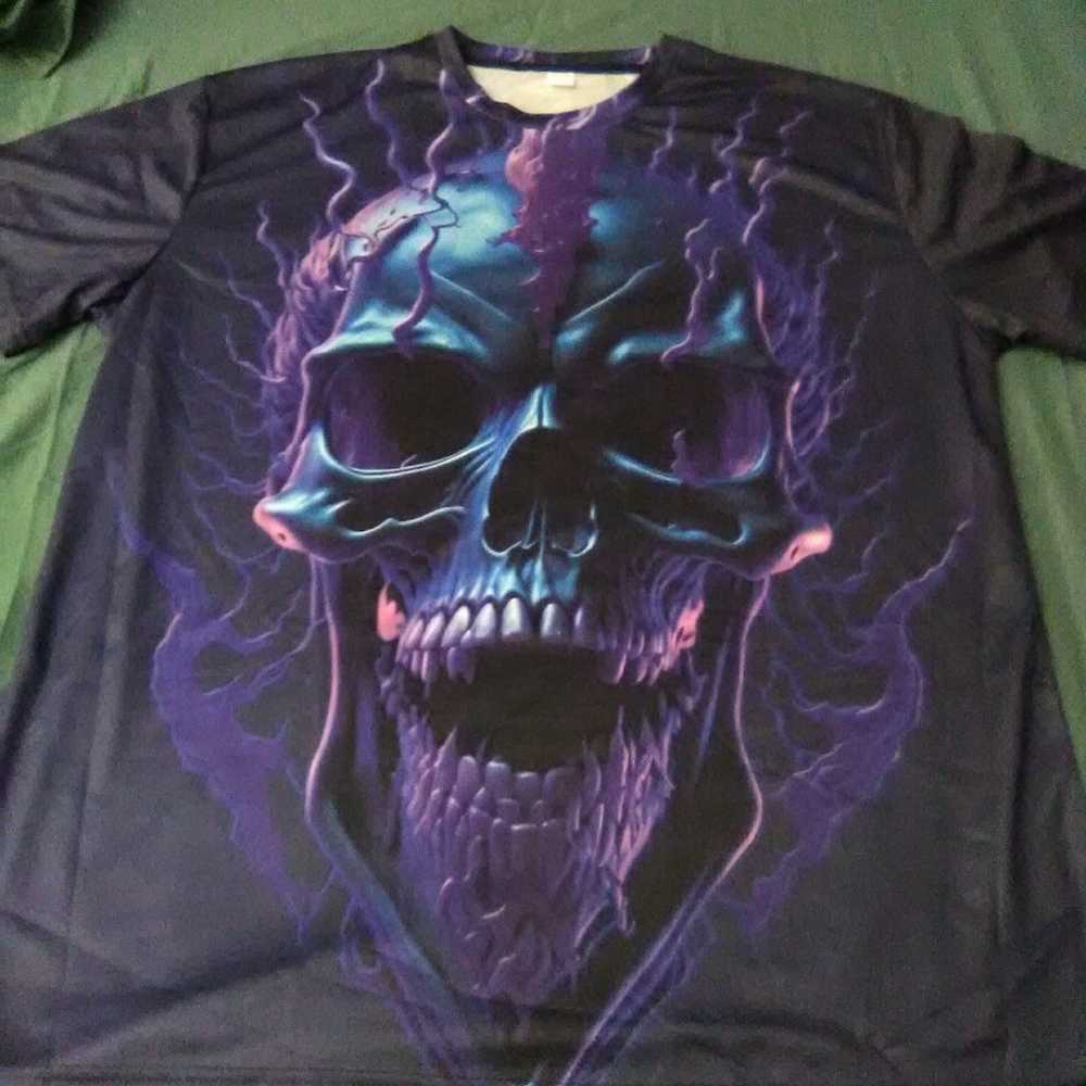 Skull head on a shirt - image 1