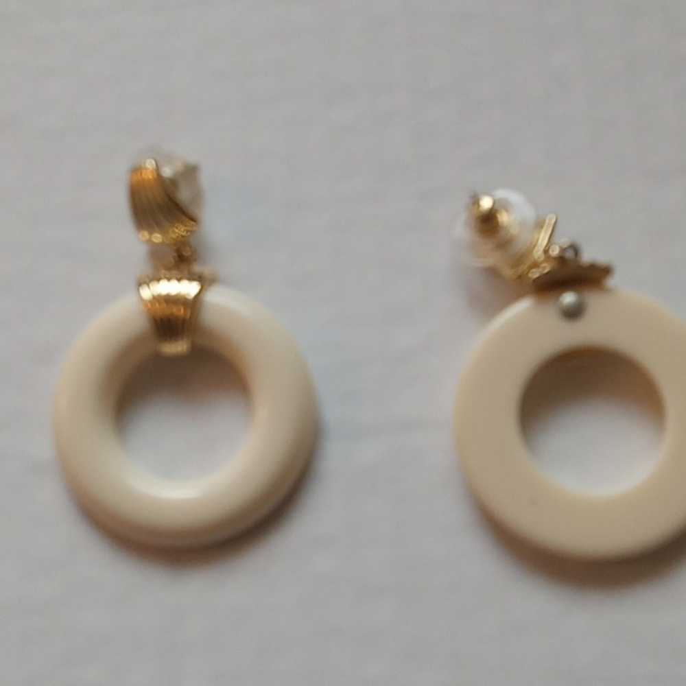 Vintage faux gold and cream acrylic dangle earrin… - image 2