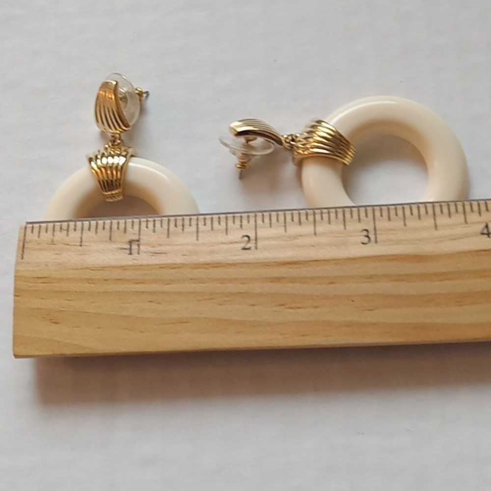 Vintage faux gold and cream acrylic dangle earrin… - image 3
