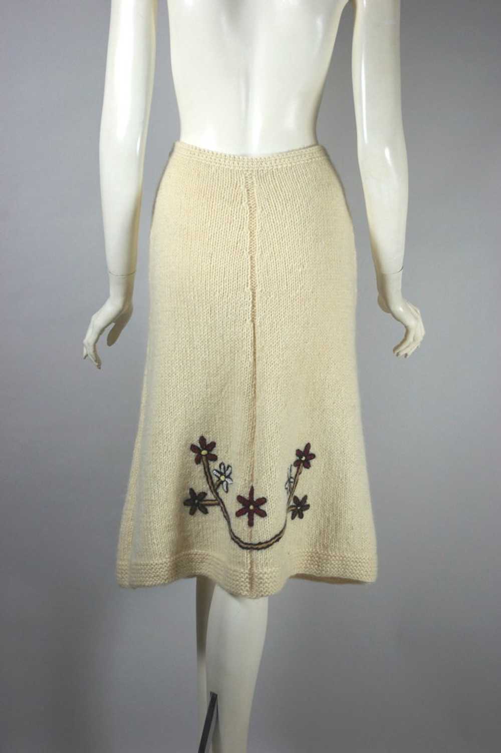 Cream wool skirt 70s hand knit floral embroidery … - image 5