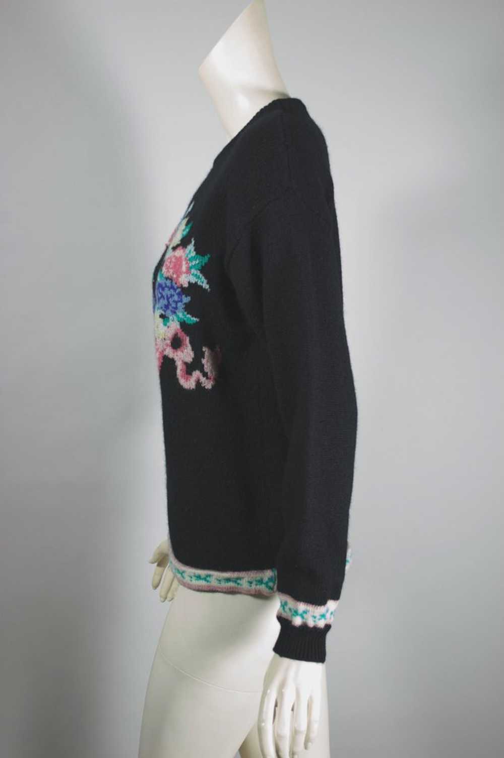 Crewneck 80s sweater black wool flower wreath des… - image 4