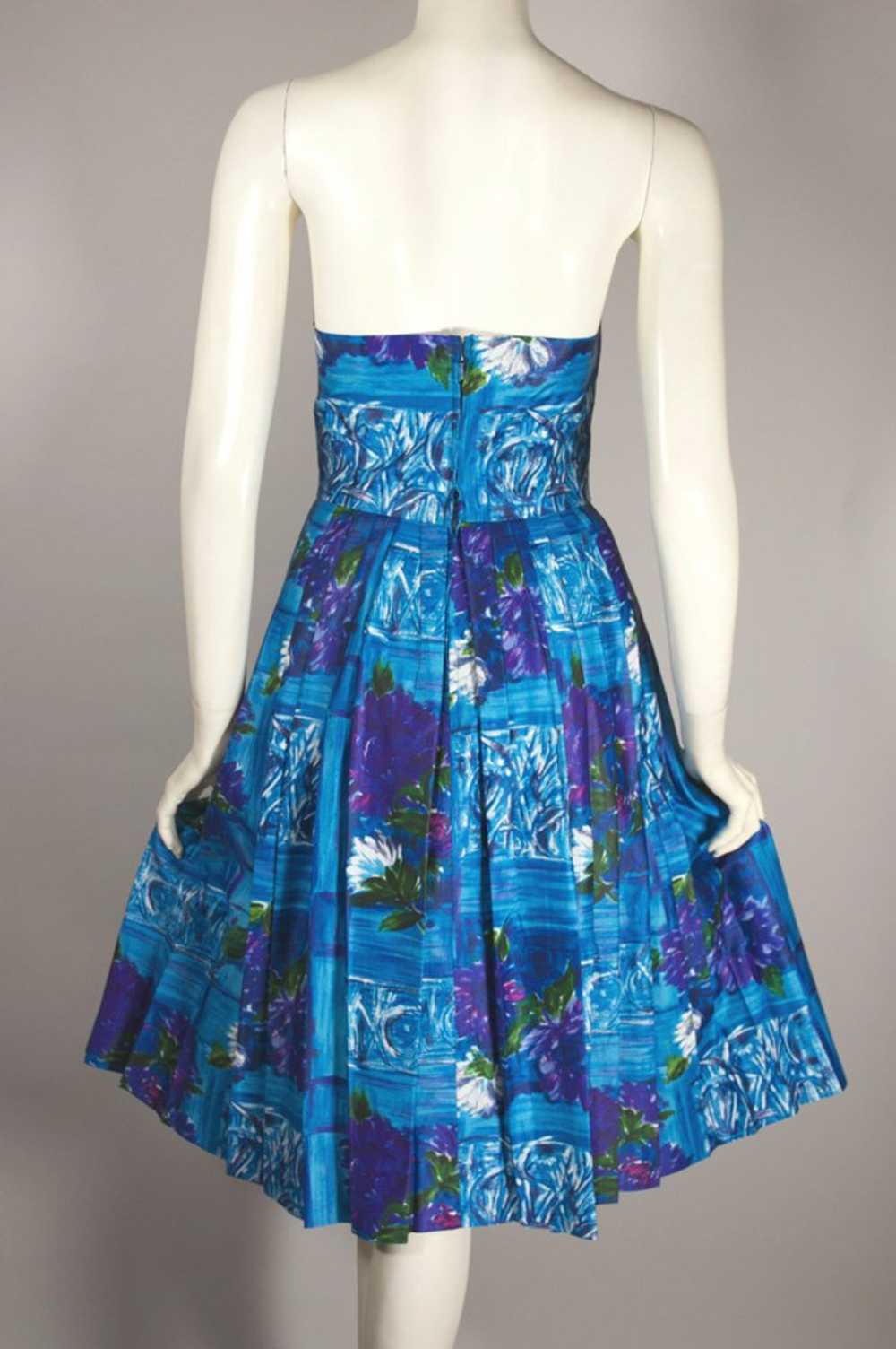 Aqua floral strapless 1950s cotton dress petal bu… - image 10
