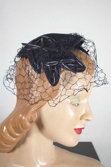 1950s Bes-Ben navy cocktail hat with veil bows tr… - image 1