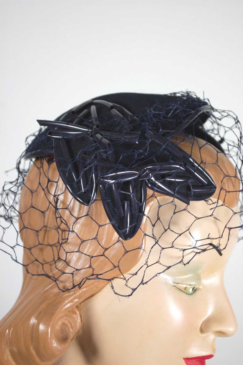 1950s Bes-Ben navy cocktail hat with veil bows tr… - image 2