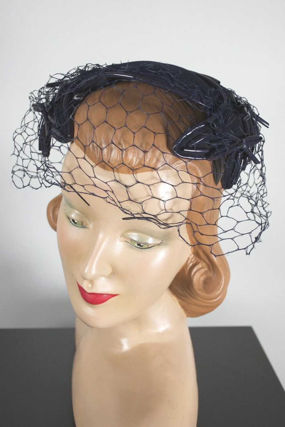 1950s Bes-Ben navy cocktail hat with veil bows tr… - image 3