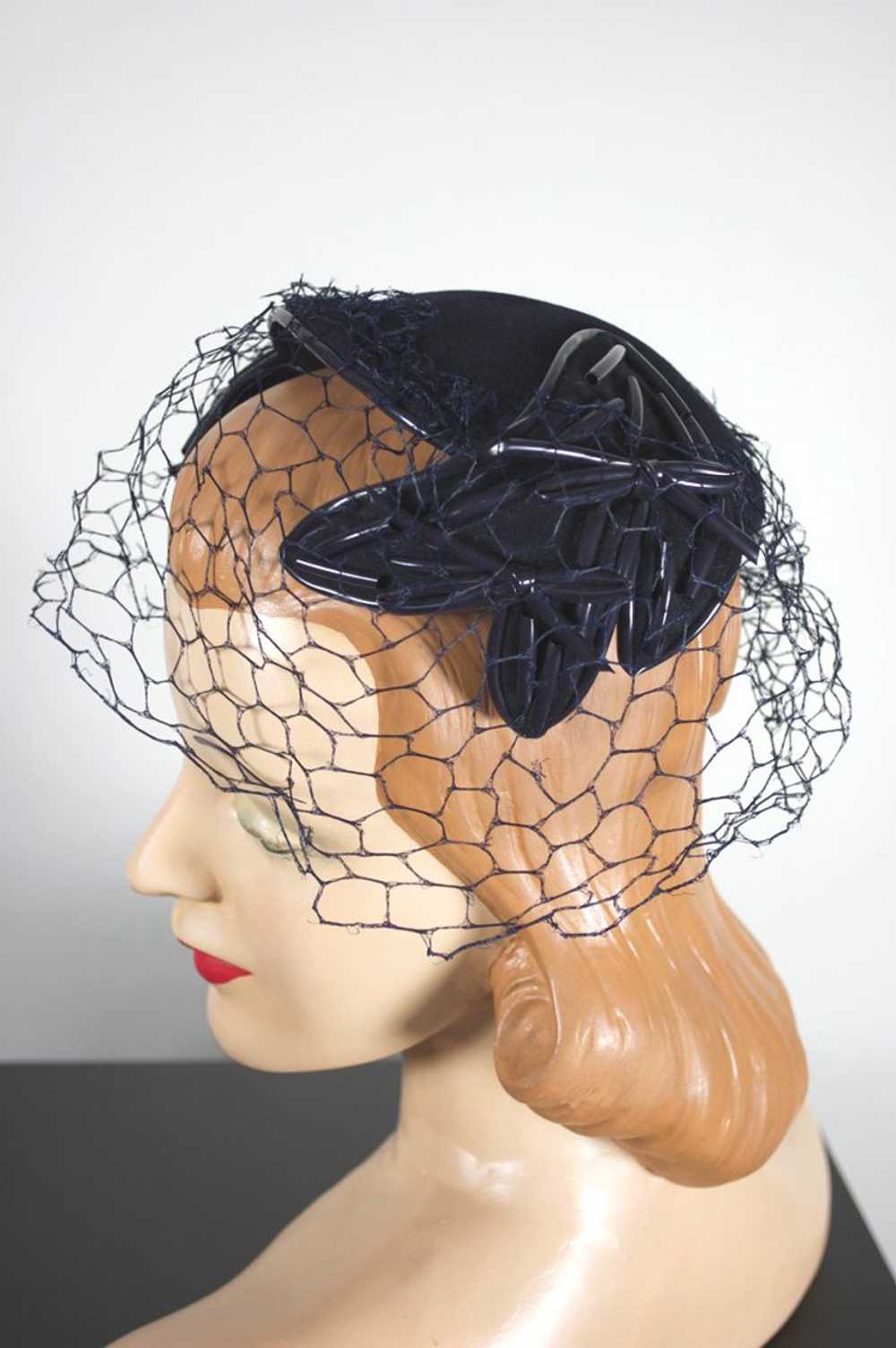 1950s Bes-Ben navy cocktail hat with veil bows tr… - image 4