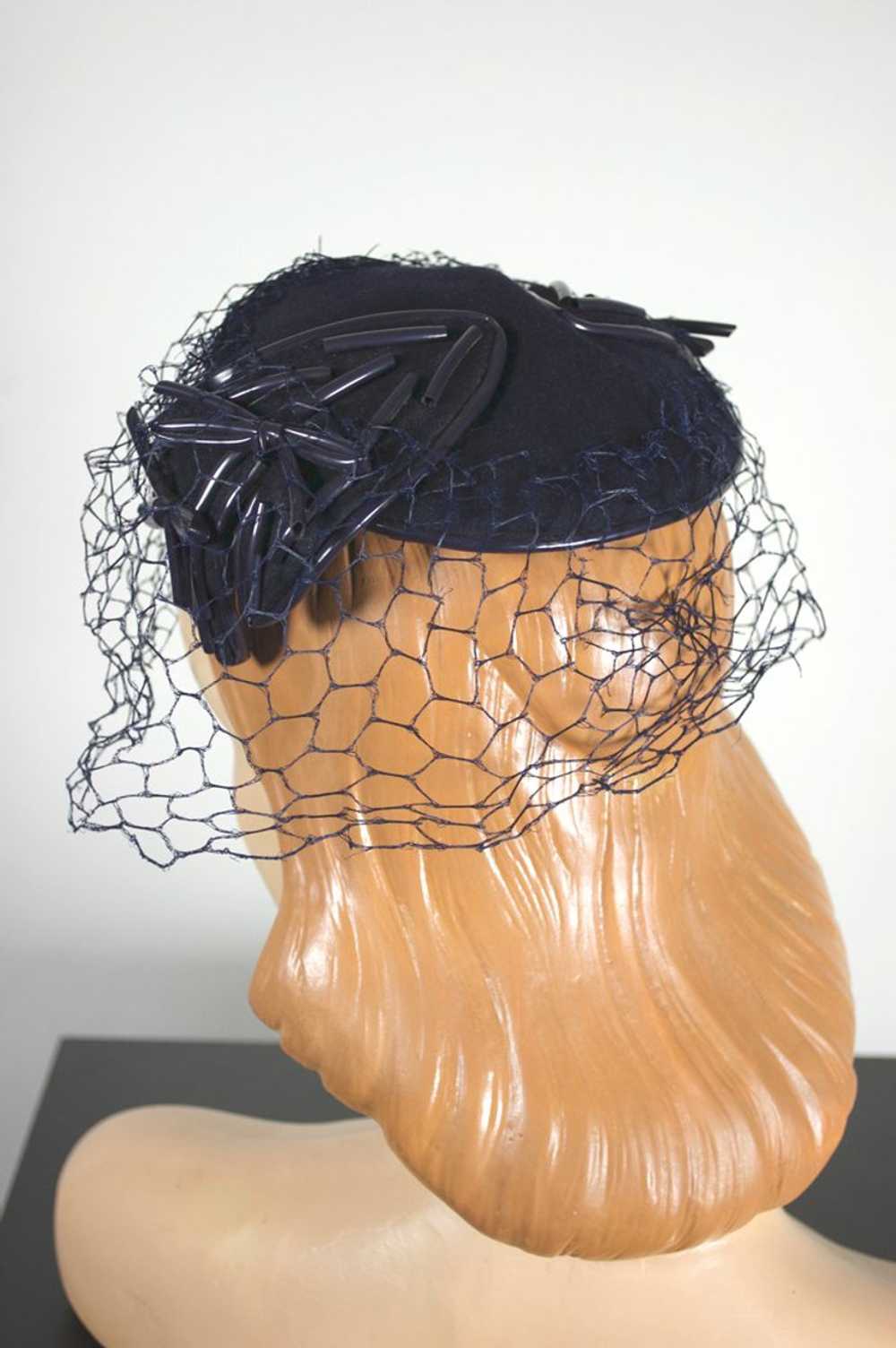 1950s Bes-Ben navy cocktail hat with veil bows tr… - image 5