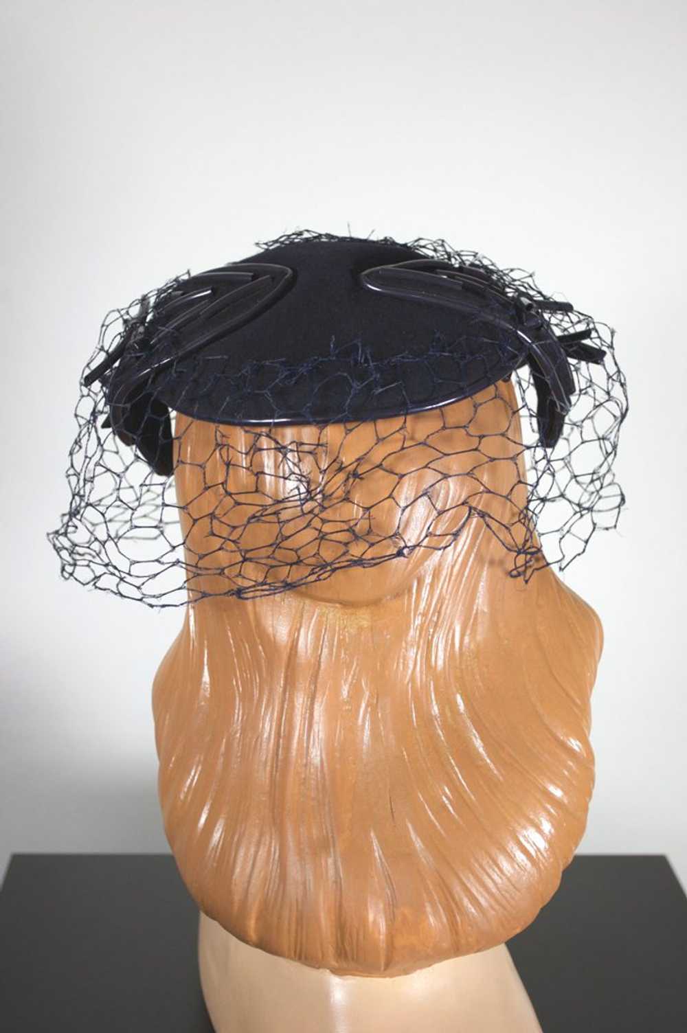 1950s Bes-Ben navy cocktail hat with veil bows tr… - image 6