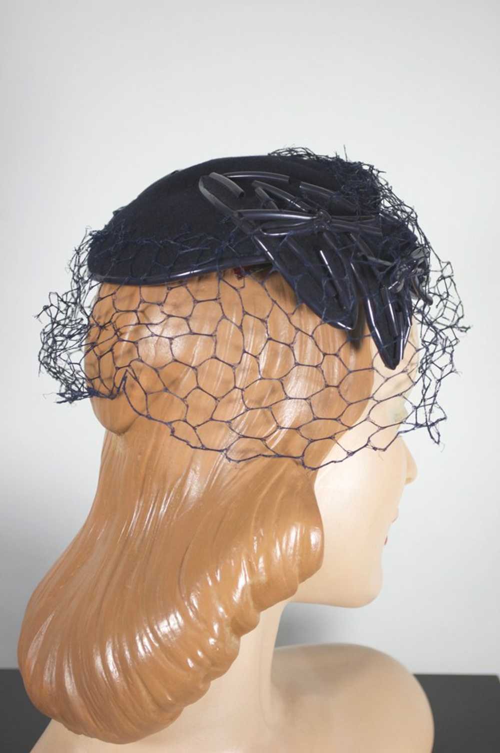 1950s Bes-Ben navy cocktail hat with veil bows tr… - image 7