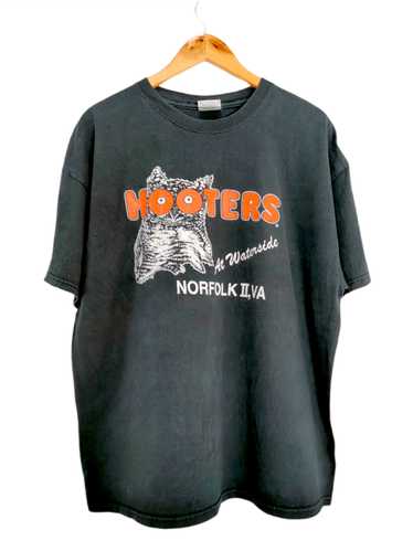 Rock T Shirt × Vintage Hooters At Waterside Norfol