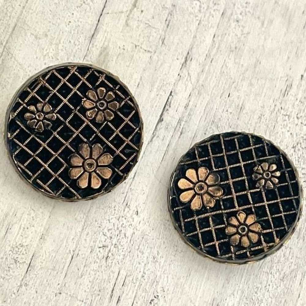 Black gold tone round vintage clip on earrings - image 1