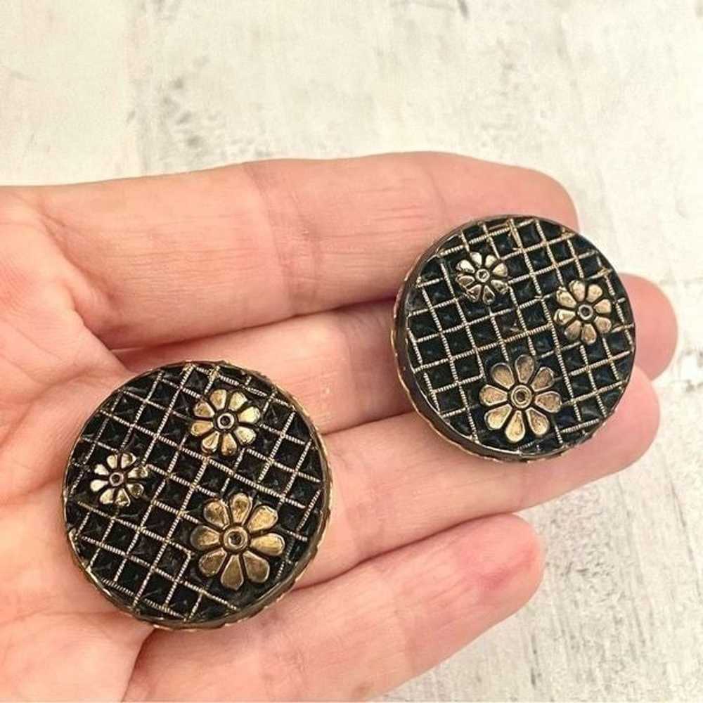 Black gold tone round vintage clip on earrings - image 2