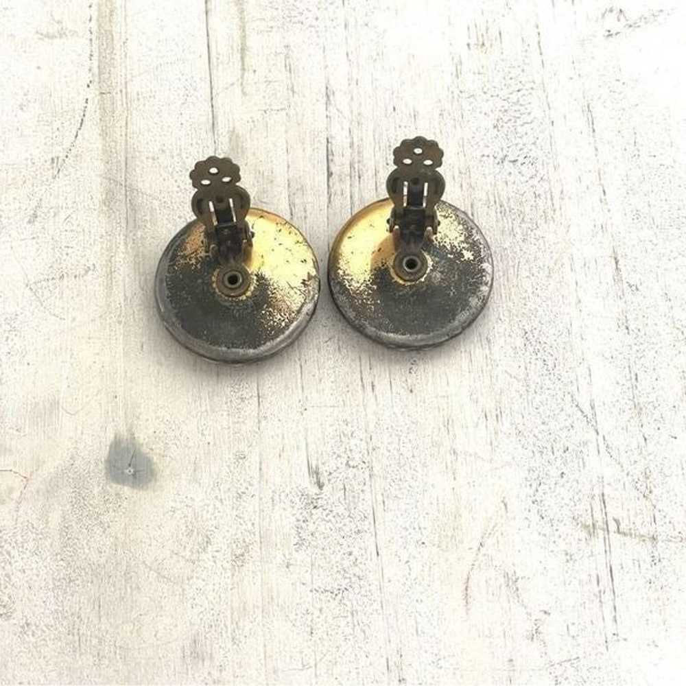 Black gold tone round vintage clip on earrings - image 3