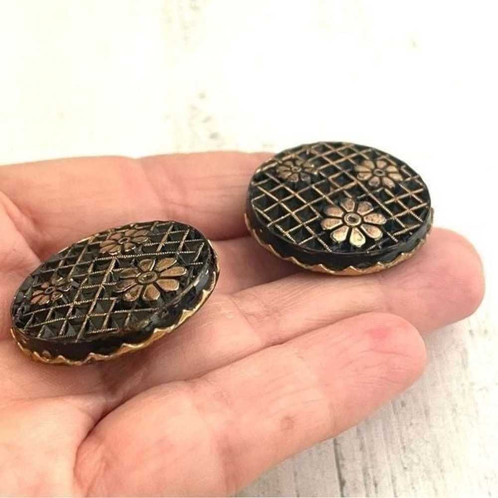 Black gold tone round vintage clip on earrings - image 9
