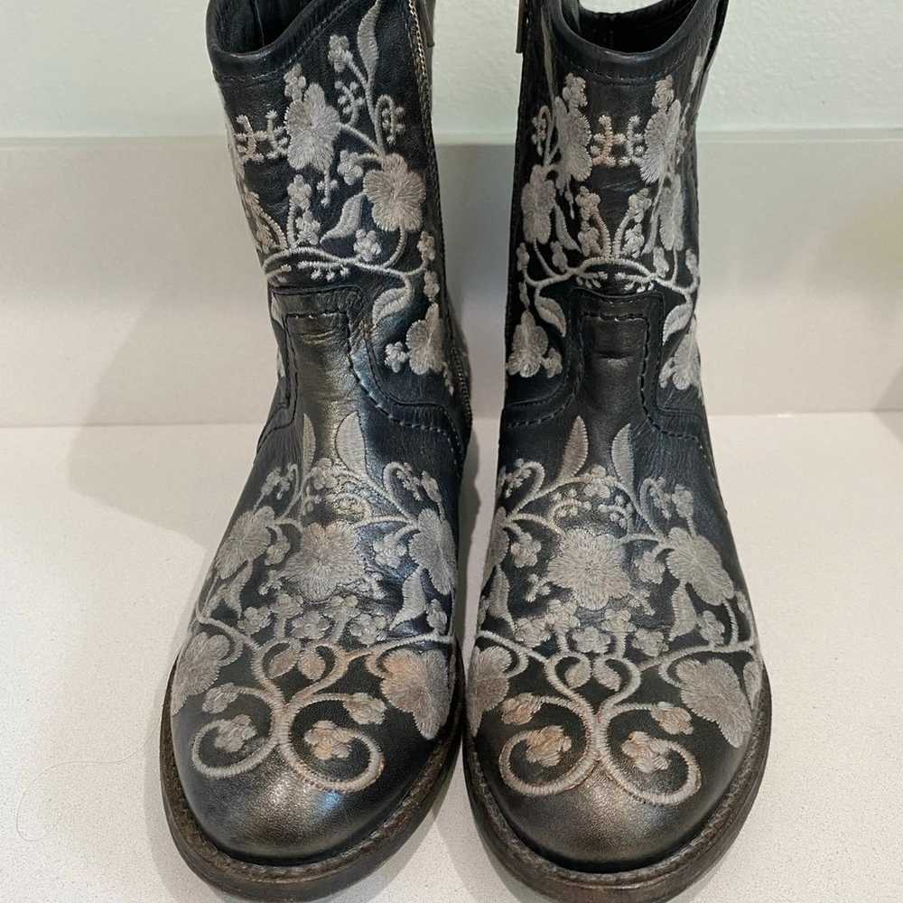 Gorgeous Taos Privilege Embroidered Western Mid-C… - image 1