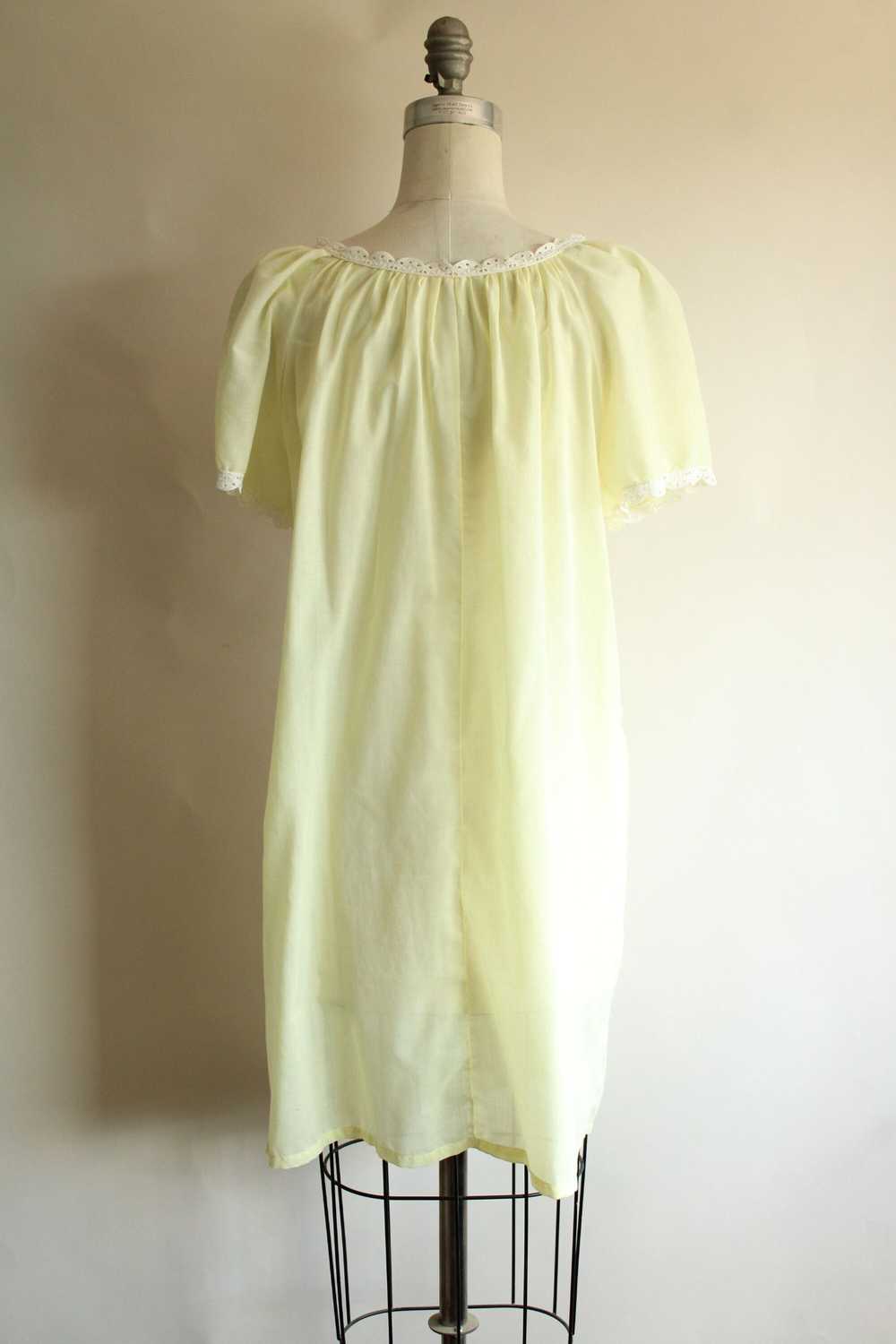 Vintage 1960s 1970s Yellow Robe with Pockets - image 9