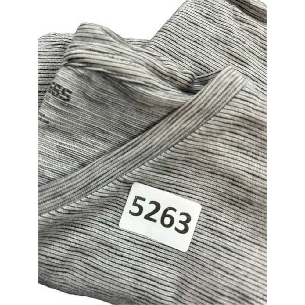 Mens size medium Express tshirt short sleeve vnec… - image 8