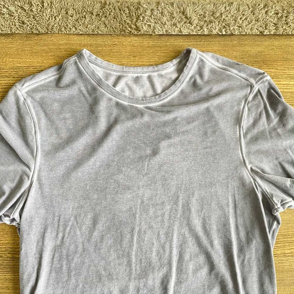 Men’s Grey Lululemon Shirt Low Hem Size Medium - image 2