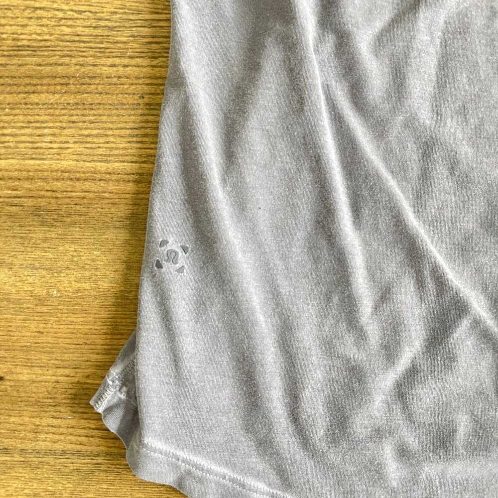 Men’s Grey Lululemon Shirt Low Hem Size Medium - image 4