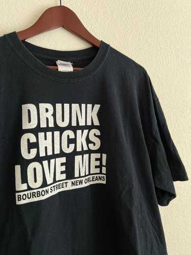 Gildan × Humor × Vintage Vintage ‘Drunk Chicks Lov