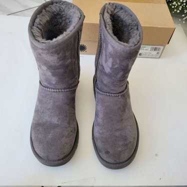 Ugg classic short gray boots