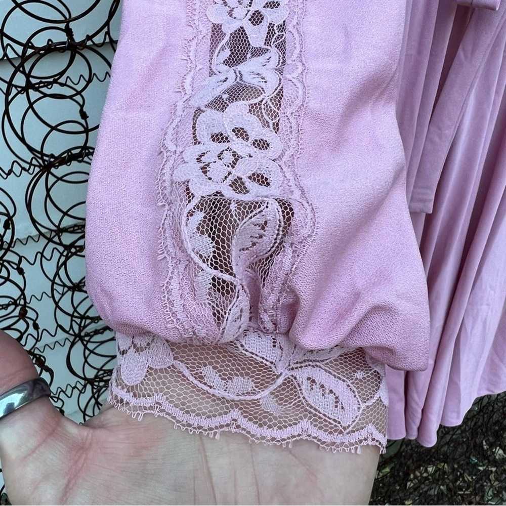 Vintage 70s Pink shirred V-neck peekaboo lace lon… - image 3