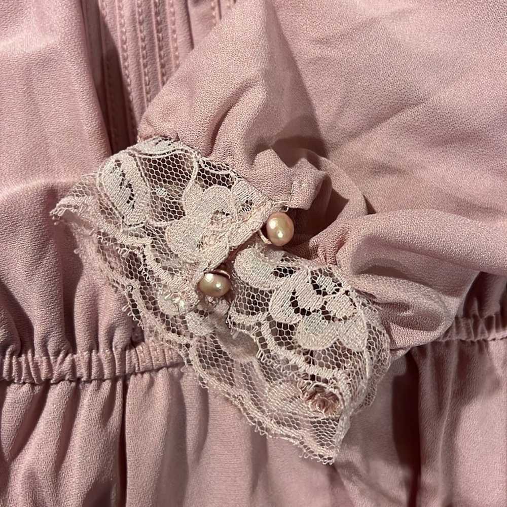 Vintage 70s Pink shirred V-neck peekaboo lace lon… - image 8