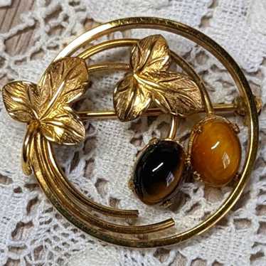 Vintage Wells brooch 14k gold plated with art gla… - image 1
