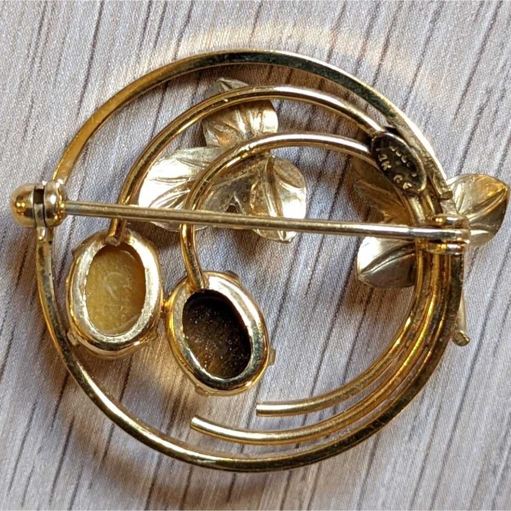 Vintage Wells brooch 14k gold plated with art gla… - image 3