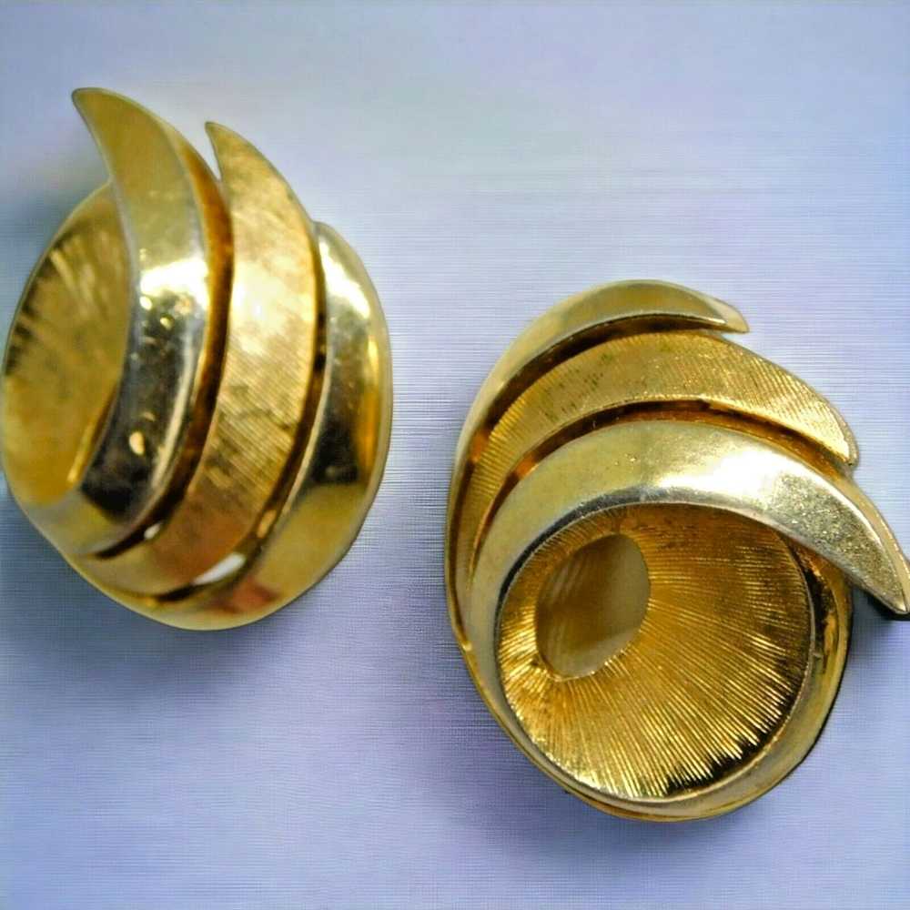 Other Signed Crown Trifari Swirl Earrings Gold To… - image 3