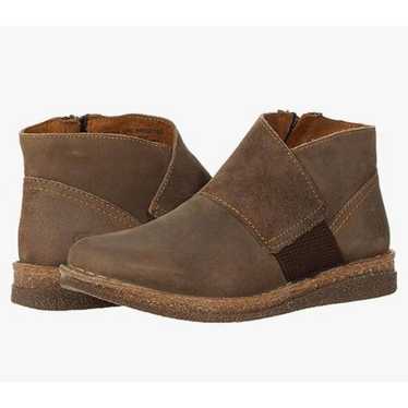 Born Tora brown pull on bootie size 9 - image 1