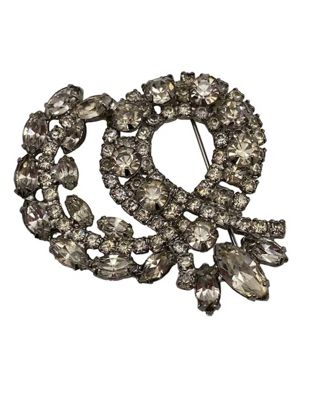 Vintage Weiss Clear Rhinestone Loop Ribbon Brooch - image 2