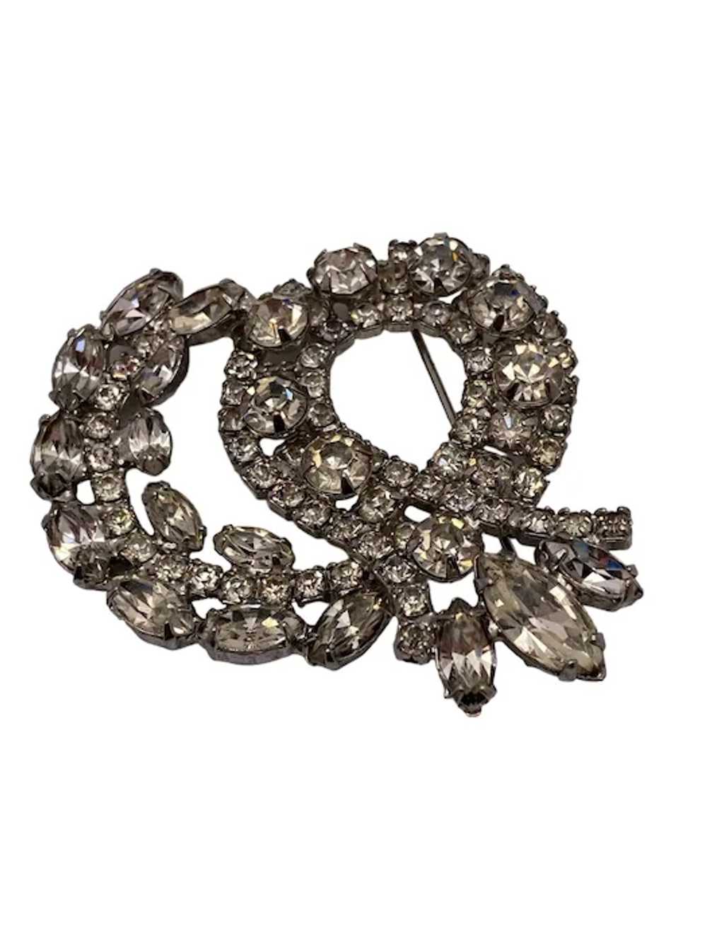 Vintage Weiss Clear Rhinestone Loop Ribbon Brooch - image 4