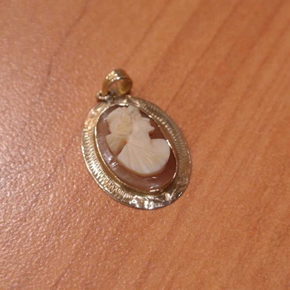 Vintage Solid 10k Gold Cameo Pendant. - image 3