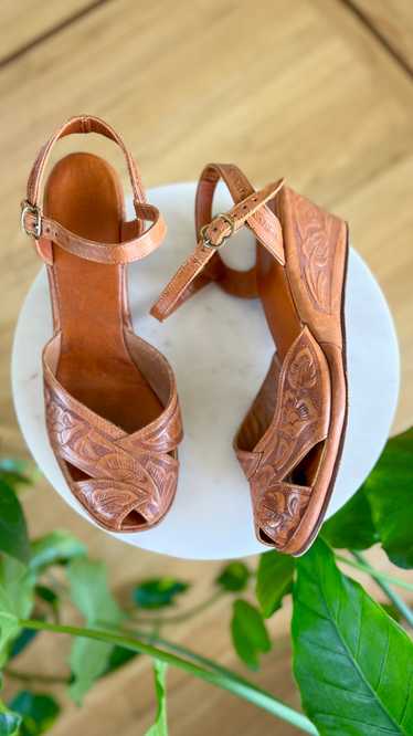 1940s Tooled Leather Wedges | size US 7.5-8