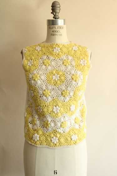 Vintage 1960s Yellow and White Crocheted Wool Slee