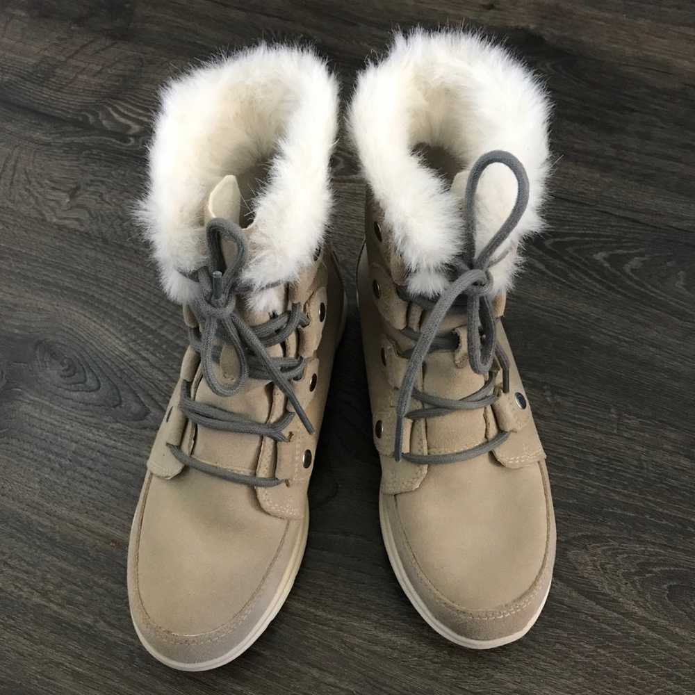 Sorel womens boots size 7, like new - image 1