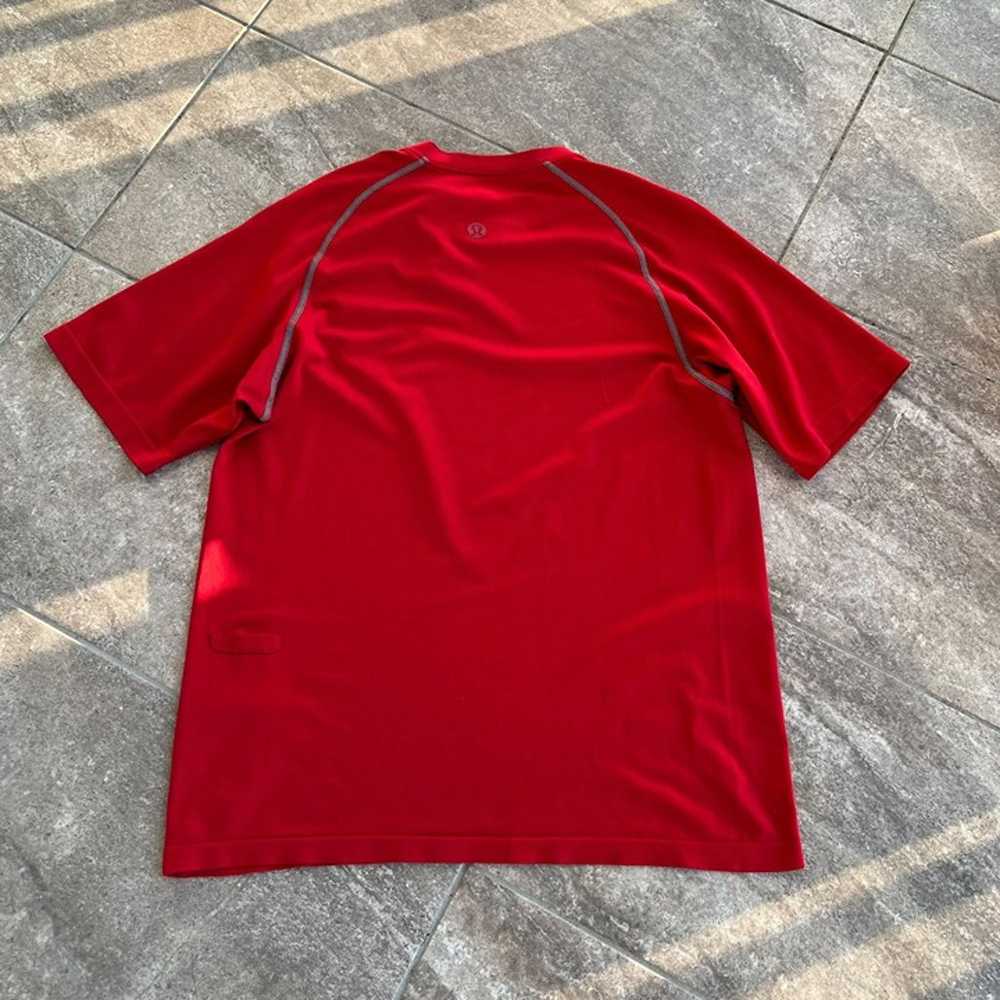 Lululemon Men's Red Wet Dry Warm T-Shirt Size Lar… - image 3