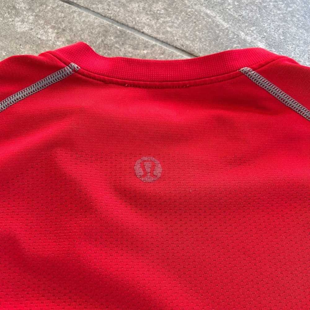 Lululemon Men's Red Wet Dry Warm T-Shirt Size Lar… - image 4