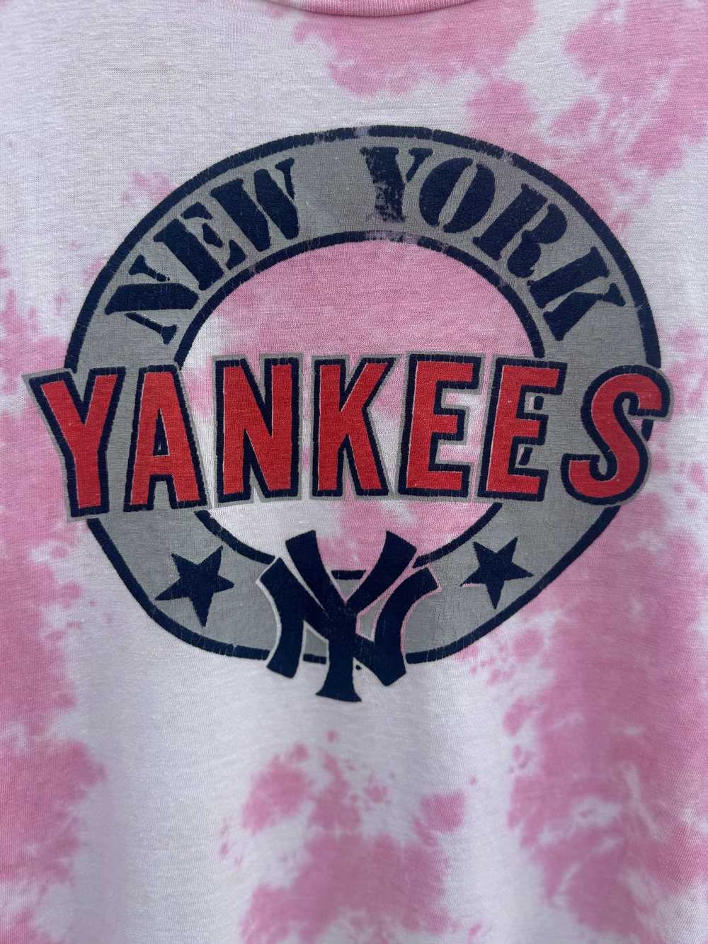 NEW YORK YANKEES OVER DYED GRAPHIC T-SHIRT - image 3