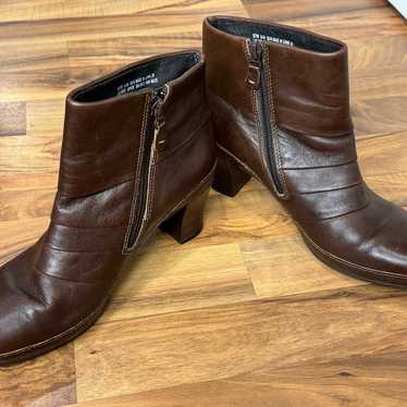 F12 - Womens Clarks Leather Ankle Boots - Size 8.5