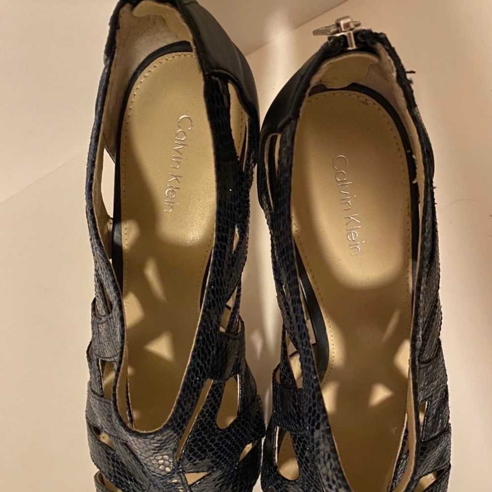 CALVIN KLEIN snakeskin print cut out navy heels s… - image 6