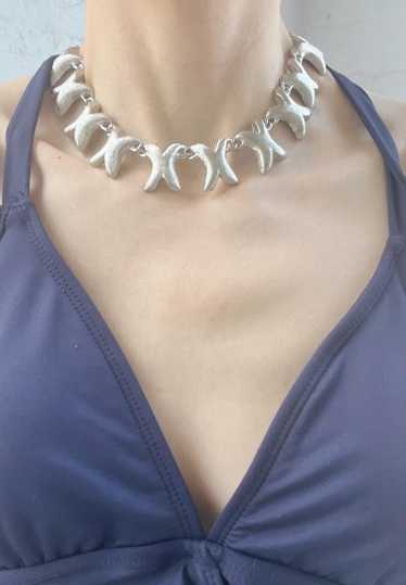 silver tone kisses necklace