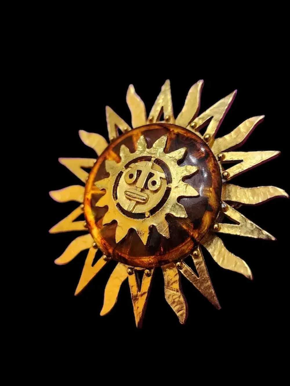 Vintage Unsigned Resin & Matte Gold Sun Brooch (A… - image 2