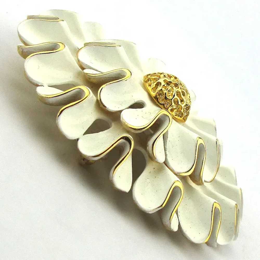 Vintage MONET Big White Enamel Ruffled Pin Brooch - image 3