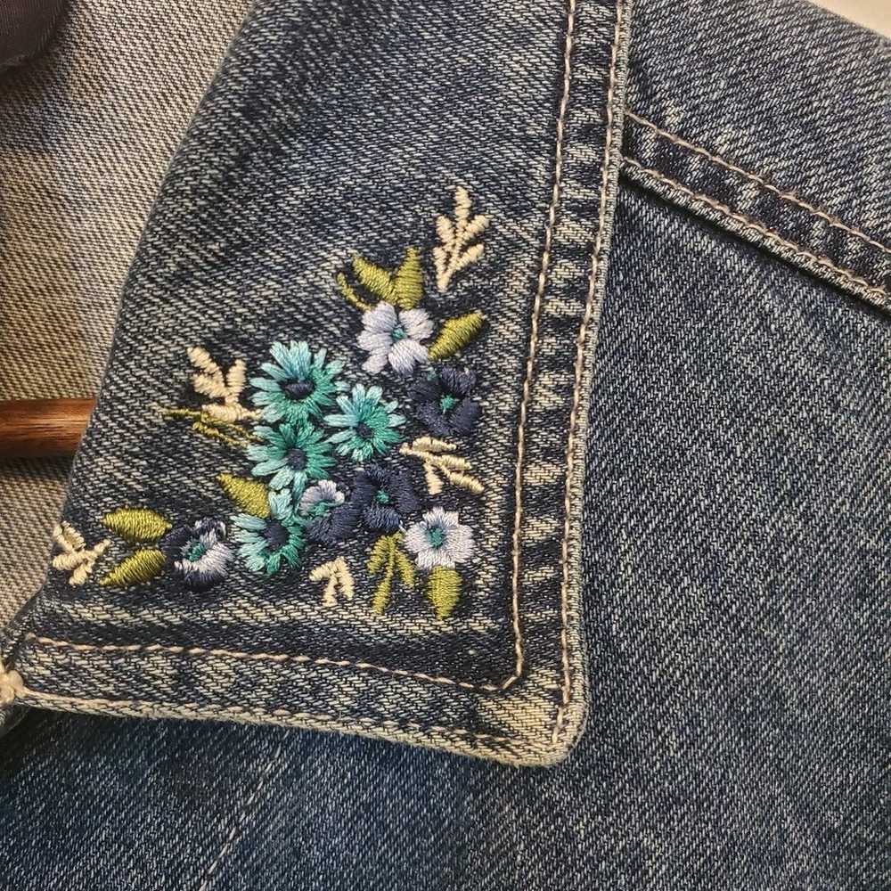 Vintage Denim & Co Denim Jacket w/ Embroidered Fl… - image 6