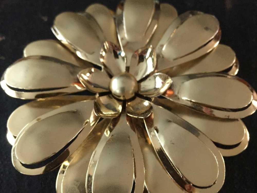 Vintage Large Gold Tone Metal Flower Brooch - image 1