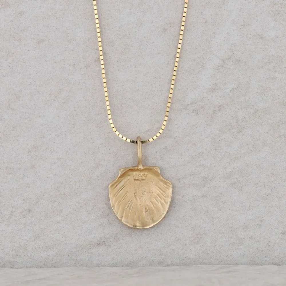 14k Yellow Gold Seashell Pendant with Box Chain N… - image 2